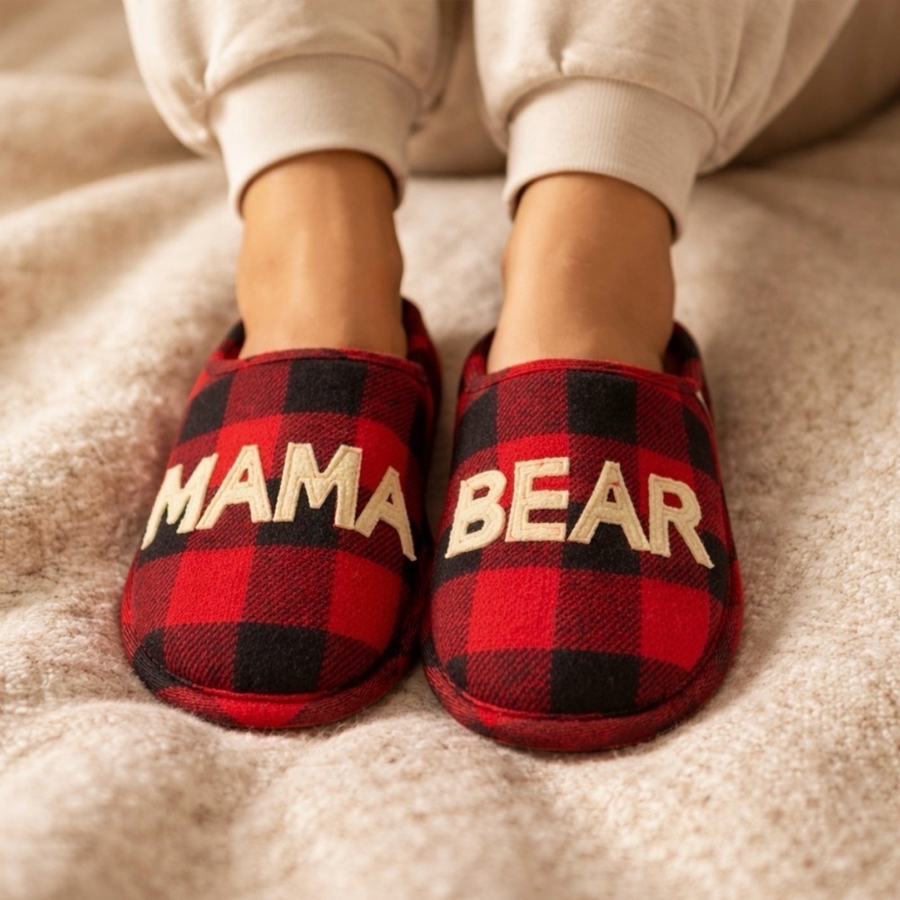 Dearfoams Red and Black Checkered Mama Beat Slippers Women’s Medium (7-8)